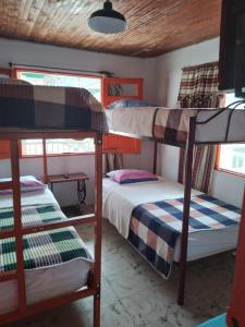 ハルディンにあるCasa de la Abuelaの二段ベッド2台とテーブルが備わる客室です。