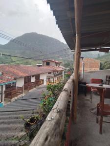 uma varanda de um edifício com uma mesa e cadeiras em Casa de la Abuela em Jardín