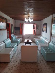 - un salon avec des canapés, une table et une fenêtre dans l'établissement Casa de la Abuela, à Jardín