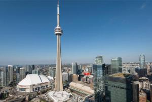 uma vista para a torre cn em Toronto em Executive 1 BR Condo - CN Tower & City View em Toronto