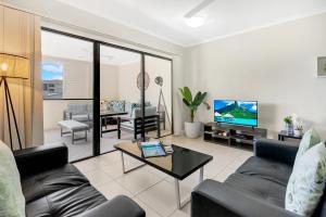 Cairns NorthThe Edge - Just Steps To Cairns Esplanade Frontage的带沙发和电视的客厅