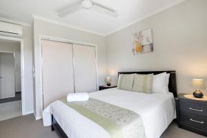 The Edge - Just Steps To Cairns Esplanade Frontage客房内的一张或多张床位