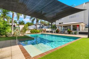 Cairns NorthThe Edge - Just Steps To Cairns Esplanade Frontage的房子后院的游泳池