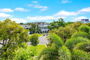 Cairns NorthThe Edge - Just Steps To Cairns Esplanade Frontage的享有树木和建筑的街道景色