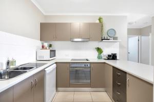 The Edge - Just Steps To Cairns Esplanade Frontage的厨房或小厨房