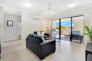 The Edge - Just Steps To Cairns Esplanade Frontage的休息区