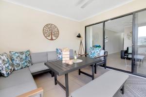 Cairns NorthThe Edge - Just Steps To Cairns Esplanade Frontage的带沙发和桌子的客厅