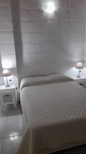 1 dormitorio con 1 cama y 2 lámparas en 2 mesas en Alamafuerte en San Pedro