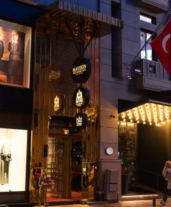 een winkel met lichten aan de zijkant van een gebouw bij Mas Suites Nisantasi in Istanbul
