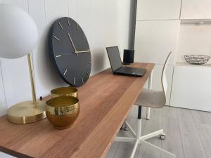 תמונה מהגלריה של Modern studio with private patio בDernancourt