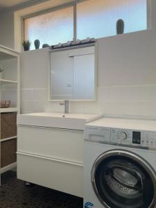 תמונה מהגלריה של Modern studio with private patio בDernancourt