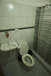 y baño con aseo y lavamanos. en Casa Rural El Paraíso de Saona en Mano Juan