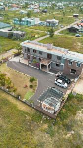 une vue aérienne sur une maison avec un parking dans l'établissement Bella Praia Apartamento Remo, à Passo de Torres