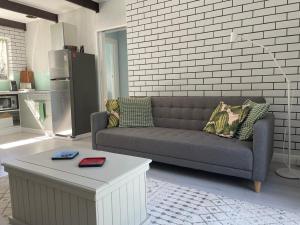 אזור ישיבה ב-Modern studio with private patio