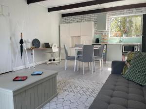 מטבח או מטבחון ב-Modern studio with private patio