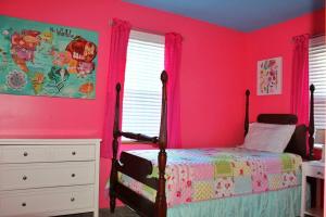 - une chambre aux murs roses avec un lit et une commode dans l'établissement Riverfront Property in NRG National Park near Sandstone Falls- Wi-Fi, Pet-Friendly, à Hinton