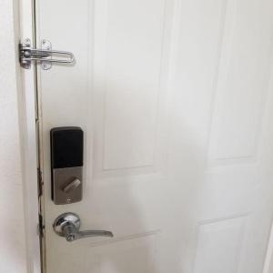 Una puerta de baño con un dispensador de jabón. en Suite con 2 recamaras,2mini splits, Parking Wifi 100 mb, cocina, en Ciudad Valles