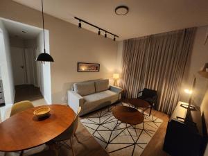 een woonkamer met een bank en een tafel bij Apartamento Modernizado in Rio de Janeiro