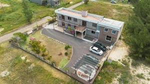 una vista aérea de una casa con un coche aparcado delante en Bella Praia Apartamento Remo, en Passo de Torres