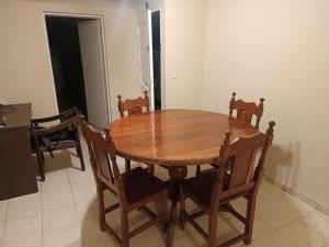 ein Holztisch und Stühle in einem Zimmer in der Unterkunft Las Heras 361 in San Miguel de Tucumán + 3 Fotos