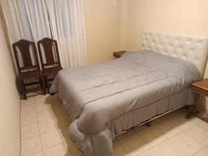 1 dormitorio con cama, mesa y ventana en Las Heras 361 en San Miguel de Tucumán