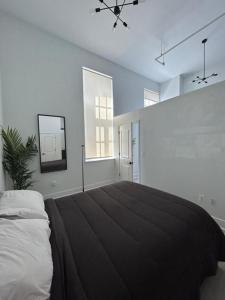 巴爾的摩的住宿－White Baltimore Condo，一间卧室设有一张大床和一个窗户。