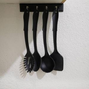 tres cucharas negras colgando en una pared en Loft Centrico 3 camas matri, minisplit, estacionamiento, refrigerador,microhondas ( 3), en Ciudad Valles