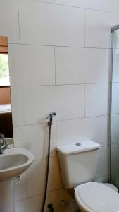 łazienka z toaletą i umywalką w obiekcie Pousada Casa da montanha w mieście Casimiro de Abreu