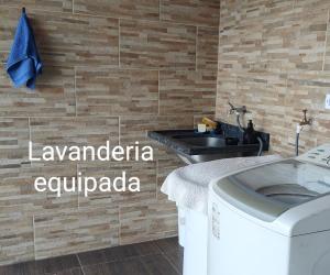 Pardinho的住宿－Recanto Orlumahe，一间带卫生间和水槽的浴室