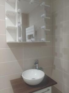 ein Badezimmer mit einem weißen Waschbecken auf der Theke in der Unterkunft Studio à 15 min du stade de France et de la gare du Nord in Sarcelles