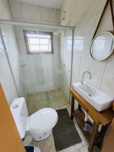 uma casa de banho com um WC e um lavatório em Bella Praia apartamento Tartaruga em Passo de Torres