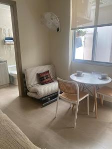 een kamer met een tafel, een stoel en een raam bij Minisuite entrada lateral, seguridad y privacidad in SamborondÃ³n