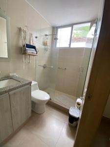 een badkamer met een douche, een toilet en een wastafel bij Minisuite entrada lateral, seguridad y privacidad in SamborondÃ³n