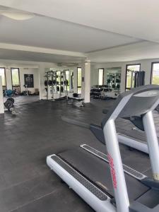 un gimnasio con cintas de correr y máquinas en una habitación en Minisuite entrada lateral, seguridad y privacidad en Samborondón