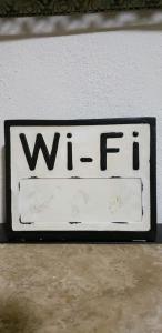 Ein weißes Schild mit dem Wort Krieg an der Wand in der Unterkunft Departamento Comodo centrico Tv Ac wifi cocina parking, letra C in Ciudad Valles