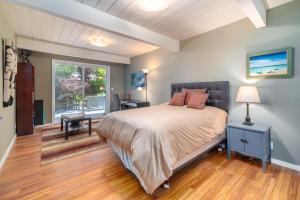 um quarto com uma cama e uma grande janela em Zen Meets Art Art Meets Luxury em Palo Alto