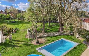 eine Luftansicht auf einen Garten mit einem Pool in der Unterkunft Lovely Home In Feignies With Wifi in Feignies