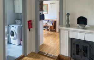 特拉諾斯的住宿－Beautiful Home In Trans With Kitchen，厨房以及带洗衣机和烘干机的客厅。