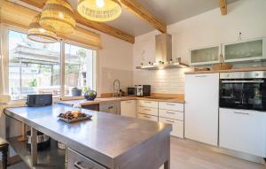 eine Küche mit einer großen Insel in der Mitte in der Unterkunft Nice Home In Chiclana De La Fronter in Chiclana de la Frontera