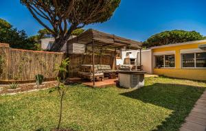 ein Hinterhof mit einem Pavillon in der Unterkunft Nice Home In Chiclana De La Fronter in Chiclana de la Frontera