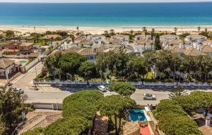 eine Luftblick auf eine Stadt mit Strand in der Unterkunft Nice Home In Chiclana De La Fronter in Chiclana de la Frontera + 20 Fotos