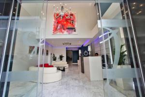 TV a/nebo společenská místnost v ubytování The Josephine Boutique Hotel