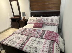 Tempat tidur dalam kamar di Beaufort Ridge Apartment Accra