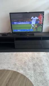 Uma televisão e/ou sistema de entretenimento em Beaufort Ridge Apartment Accra