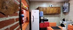 eine Küche mit einem weißen Kühlschrank im Zimmer in der Unterkunft El Belichito in Belén