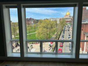 波士頓的住宿－The Monty Boston，从窗户可欣赏到城市美景