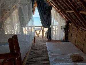 Schlafzimmer mit einem Bett und Meerblick in der Unterkunft 8 Star Paradise in Locaroc