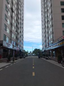 uma rua vazia numa cidade com edifícios altos em GemHouse's Condotel em Nha Trang