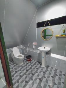 An Vĩnh Phướng的住宿－Homestay Hang Câu，一间带卫生间和水槽的浴室
