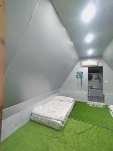 a mattress in the corner of a room at Homestay Hang Câu in An Vĩnh Phướng